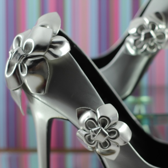 Roger Vivier Silver Leather Pumps - Picture 10 of 16